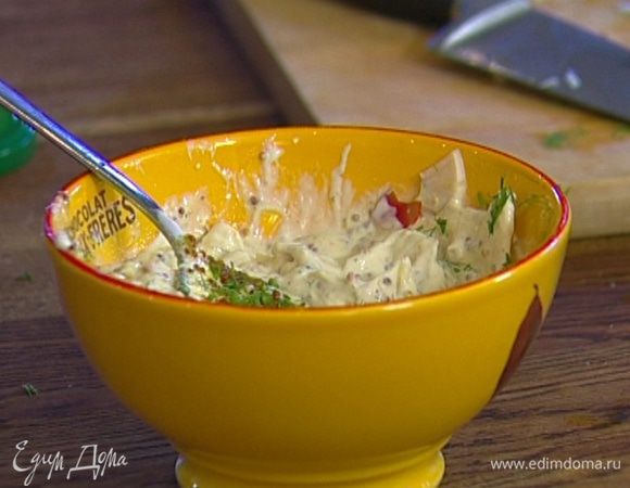 Приготовить соус: сметану смешать с горчицей, яблоком и фенхелем, добавить лимонный сок, оставшуюся сахарную пудру, по щепотке соли и свежемолотого перца и все перемешать.