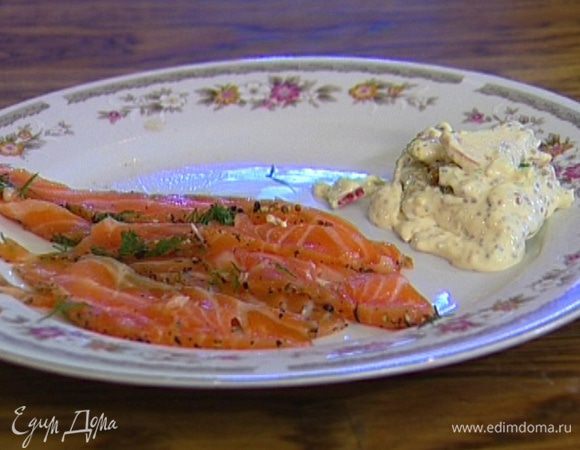 Нарезать рыбу тонкими ломтиками и подавать со сметанным соусом.