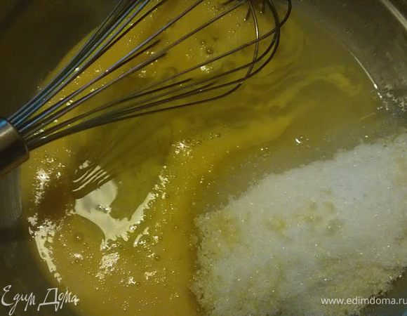 В небольшой кастрюльке смешайте желтки, сахар с цедрой и сок. Поставьте все на водяную баню.