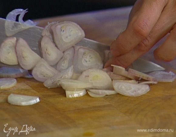 Шалот и чеснок почистить и мелко порубить. 