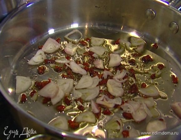 Разогреть в тяжелой глубокой сковороде 2–3 ст. ложки оливкового масла, добавить паприку, сушеные томаты, 1 ч. ложку листьев тимьяна, майоран, порубленные лук и чеснок, обжарить все до мягкости.