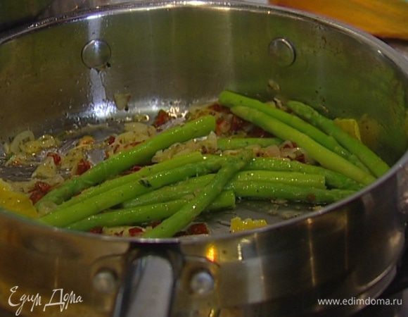 Влить лимонный сок, затем добавить спаржу, перемешать и снять с огня. 