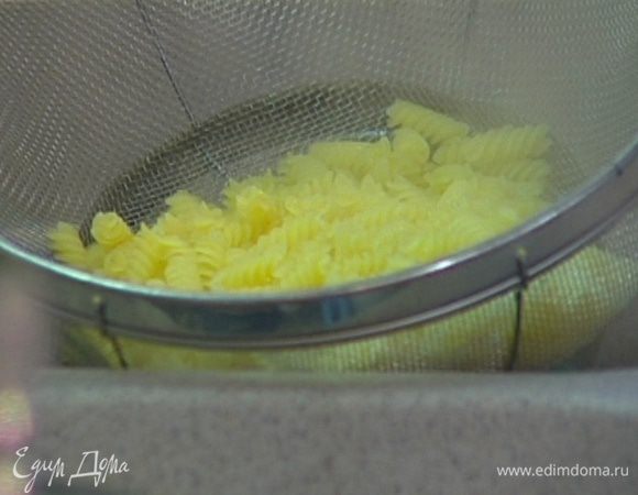 В воде, в которой варилась спаржа, отварить макароны, слегка недоварив их, затем воду слить и сохранить. 