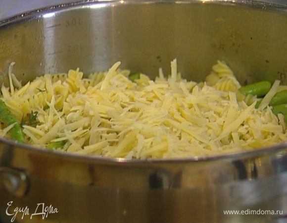 Выложить макароны в сковороду к спарже, влить немного воды, в которой они варились, поперчить, добавить натертый сыр, сбрызнуть оливковым маслом и присыпать оставшимися листьями тимьяна. 
Подавать сразу.
