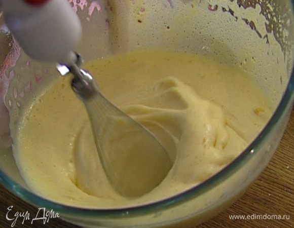 Оставшиеся яйца, сахар и ванильный сахар взбивать до получения пышной однородной массы. 