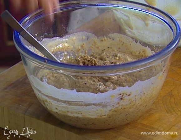 Смешать чернослив с миндалем, мукой и разрыхлителем, ввести яйца с сахаром и все перемешать.