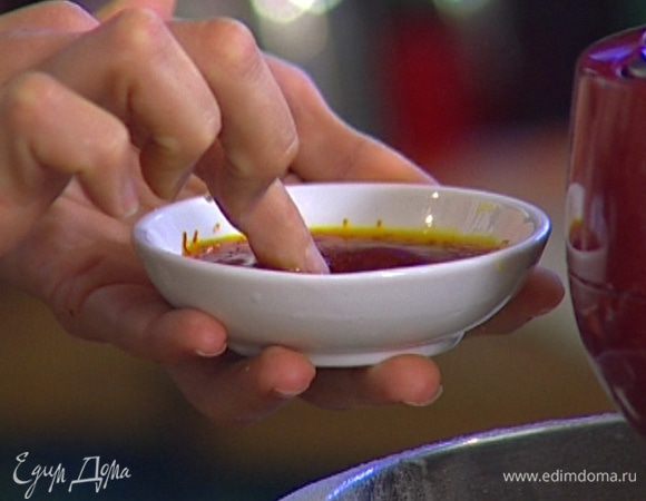 Шафран замочить в небольшом количестве воды. 