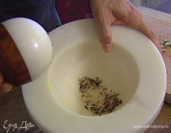 Стручки кардамона разломить, вынуть семена и растереть их в ступке с мускатным орехом, цедрой апельсина и ванильным сахаром. 