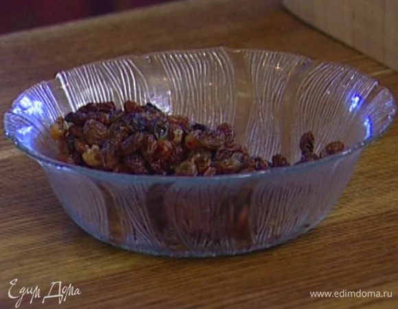 Изюм замочить в воде.