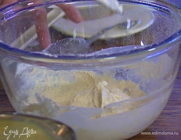 Половину молока отлить и развести в нем дрожжи, затем добавить 150 г просеянной муки и замесить опару. Накрыть посуду с опарой полотенцем и оставить на 20 минут. 