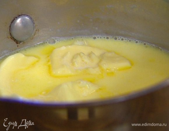 Оставшееся молоко еще раз прогреть, опустить в него 200 г предварительно размягченного сливочного масла и подождать, пока оно растворится. 