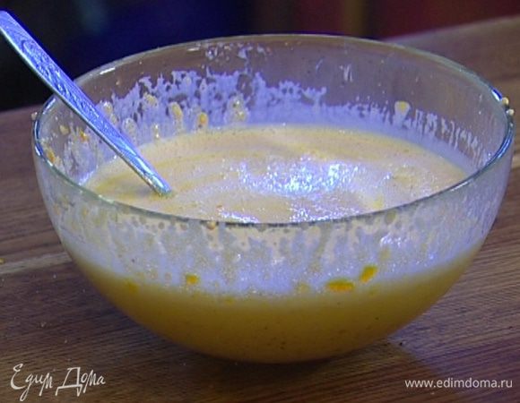 Взбить 3 желтка с сахаром, продолжая взбивать, ввести молоко с маслом, затем добавить растертые в ступке специи, ванильный экстракт и процеженную шафранную воду. 