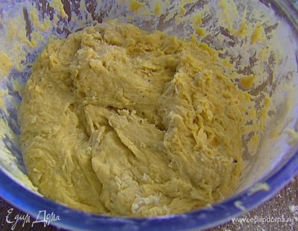 В опару добавить немного просеянной муки, 1/4 ч. ложки соли и желтково-молочную массу. Оставшуюся муку вводить порциями, каждый раз вымешивая, в конце вымесить тесто руками, при необходимости добавить муку. Оставить тесто в теплом месте на 2 часа.