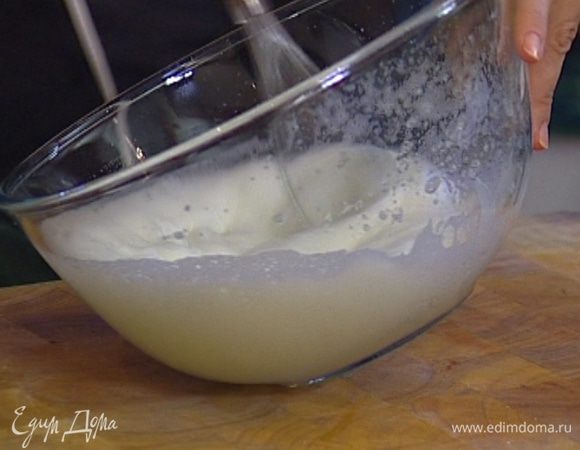 Взбить белки со щепоткой соли. 