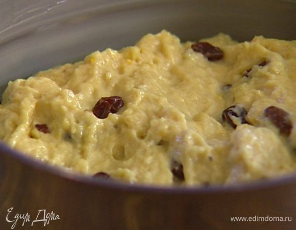 Ввести в тесто отжатый изюм, затем белки и вымесить все вместе руками. Выложить тесто в смазанные сливочным маслом формочки (или в одну форму побольше) и оставить еще на 30 минут, чтобы тесто подошло.