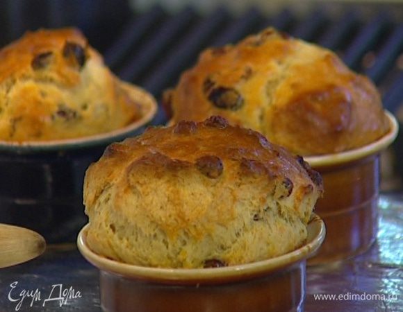 Выпекать в разогретой духовке небольшие куличи около 30 минут, а большой — около 40−50 минут. Через 20 минут выпекания смазать куличи желтком, слегка взбитым с 1 ст. ложкой молока.