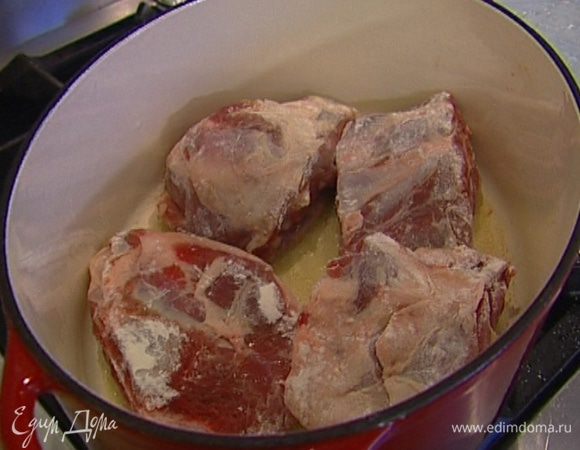 Баранину обвалять в 1−2 ст. ложках муки и обжаривать со всех сторон до появления золотистой корочки, затем вынуть из кастрюли.
