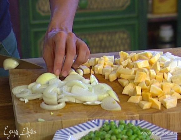 Лук почистить и нарезать полукольцами.