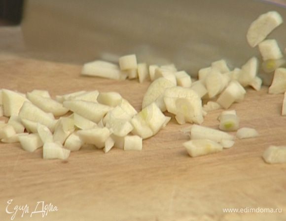 Чеснок почистить, 6 зубчиков крупно нарезать.