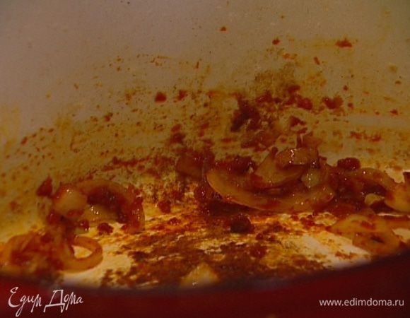 Отправить нарезанные лук и чеснок в кастрюлю, где жарилась баранина, посыпать сахаром и обжарить до золотистого цвета, добавить томатную пасту, оставшуюся муку, 1 ч. ложку соли, щепотку перца и все перемешать, затем опустить в соус связанные в один пучок тимьян с розмарином.