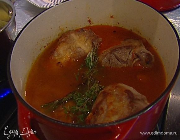 Вернуть в кастрюлю баранину, залить все бульоном, накрыть крышкой и тушить на небольшом огне 40 минут.