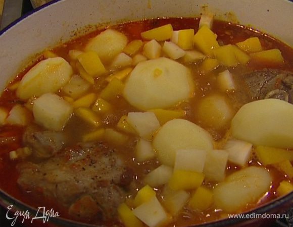 Картофель, сельдерей и репу почистить, нарезать кубиками и отварить до полуготовности, затем выложить в кастрюлю к баранине и готовить все вместе еще 10 минут.