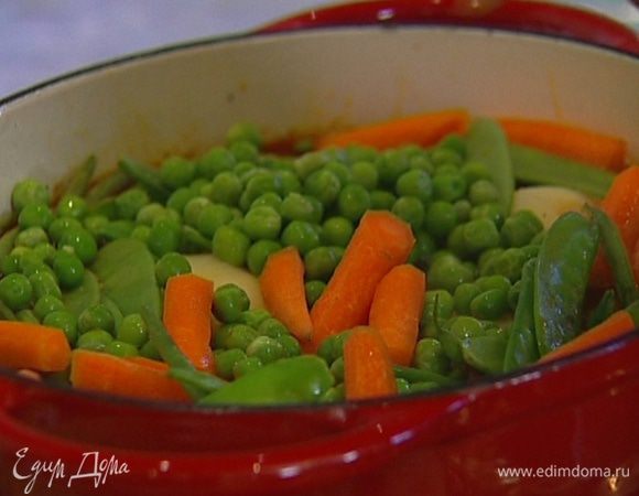 Добавить морковь, фасоль, размороженный и стручковый горошек, посолить, поперчить и тушить еще 5 минут до готовности всех овощей.