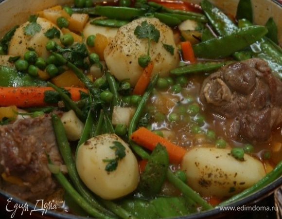 Оставшийся чеснок и мяту мелко порубить, присыпать баранину с овощами и подавать.