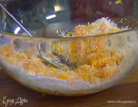 Всыпать половину кокосовой стружки, корицу и сахарную пудру, все перемешать. 