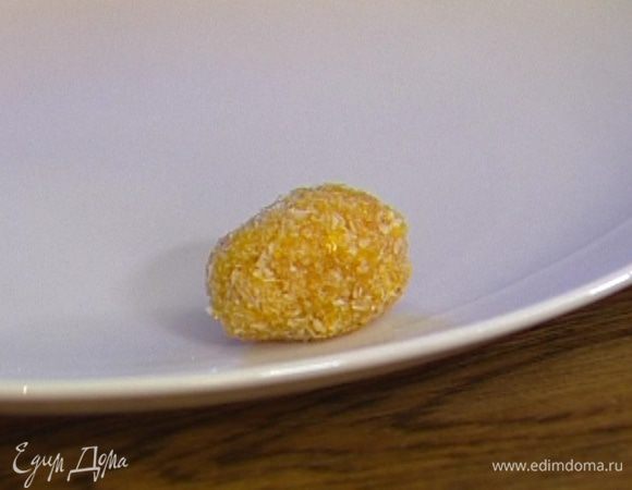 Слепить из получившейся массы продолговатые шарики и отправить в холодильник на 30 минут. 