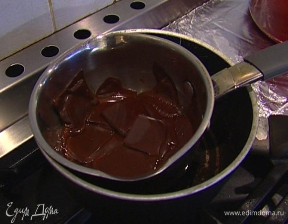 Шоколад растопить на водяной бане.