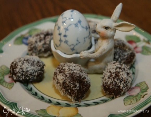 Обмакнуть остывшие шарики в шоколад, затем обвалять в оставшейся кокосовой стружке и отправить еще на пару часов в холодильник.