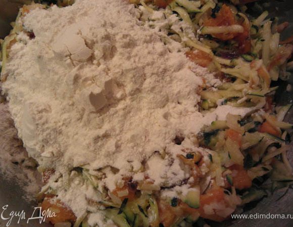 Добавить муку и еще раз все аккуратно перемешать.