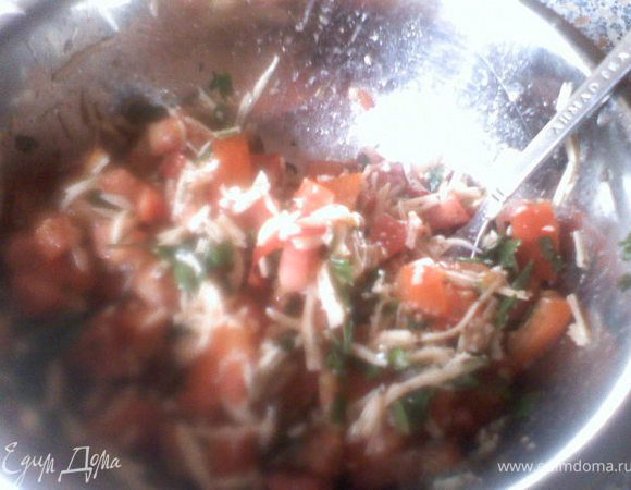 Томаты, петрушку, перец - мелко нарезать. Сыр натереть и перемешать с нарезанными овощами.