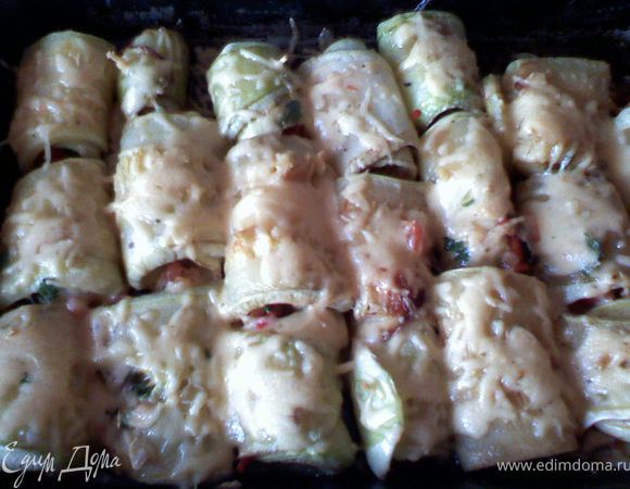 Завернуть в кабачки начинку. Уложить рулетики  в форму, присыпать сыром. Поставить в духовку на 15 минут при температуре 170 градусов. Приятного аппетита)