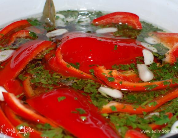 Воду для маринада кипятим,добавляем все составляющие для маринада и начинаем закладывать партиями перец.Кипятим 7-8 мин,(если перец толстокожий,то 10-12 мин)раскладываем по баночкам,заливаем маринадом и закручиваем или закатываем крышками.