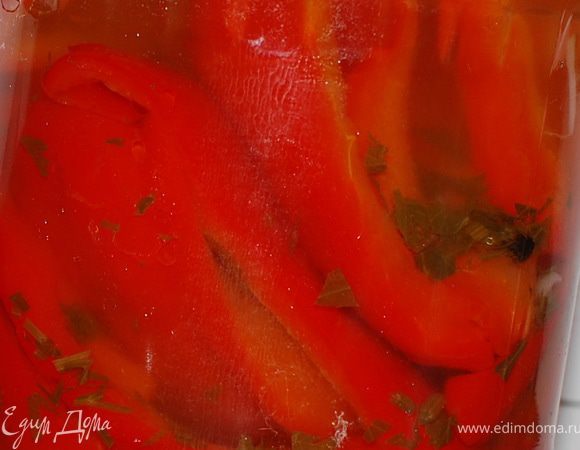 Переворачиваем на ровную поверхность,накрываем пледом и даем отстояться 10-12 часов,а можно и сутки.Убираем в прохладное,темное место.
А зимой наслаждаемся,вкусным хрустящим перчиком:))))