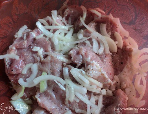 Лук очистить, вымыть, порезать четверть кольцами. Мясо разрезать на 8 пластин толщиной 1см, отбить, посолить и поперчить. Мясо сложить в миску,  добавить лук, уксус ( или лимонный сок), перемешать, накрыть пищевой пленкой и оставить в холодильник мариноваться на 2-3часа.