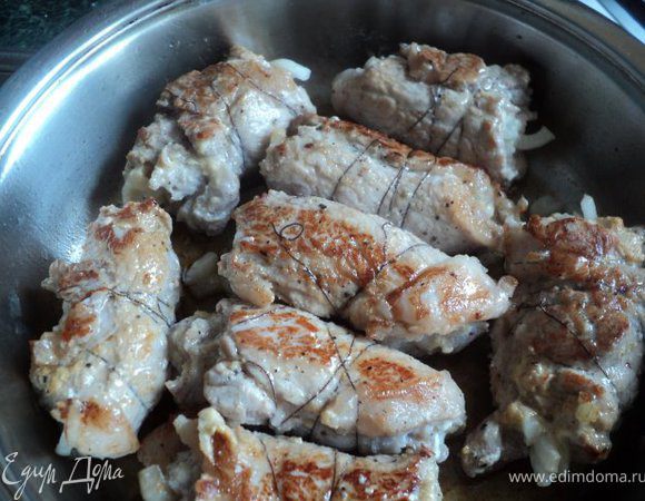 Рулетики обжарить на растительном масле до румяной корочки.