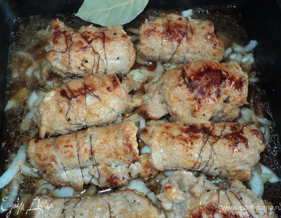 В форму для запекания сложить оставшийся маринованный лук, сверху выложить рулетики, лавровый листик, добавить немного воды. Форму накрыть фольгой и запекать в духовке 20-25мин при температуре 180градусов