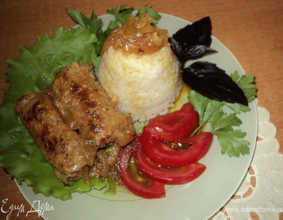 . Перед подачей убрать с рулетиков нитки.
Подавать с гарниром из риса ( картофельного пюре или тушеной капусты), полив образовавшейся подливкой, с овощами и зеленью
