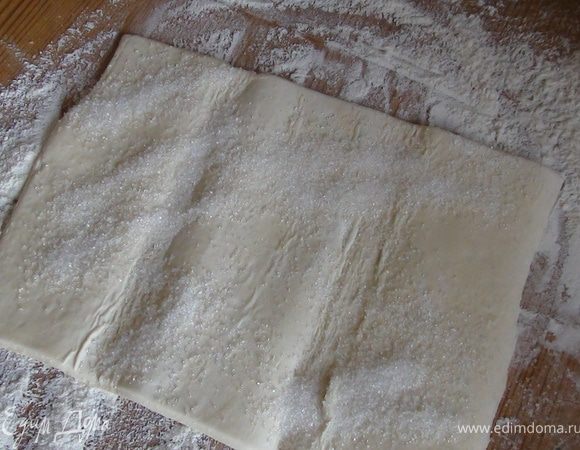 Разморозить тесто, слегка его раскатать.