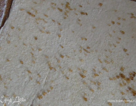 Смазать тесто водой и посыпать сахарным песком, я посыпаю ещё коричневым сахаром и ванилином.