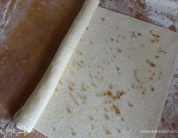 Свернуть до середины с одной стороны в рулет.