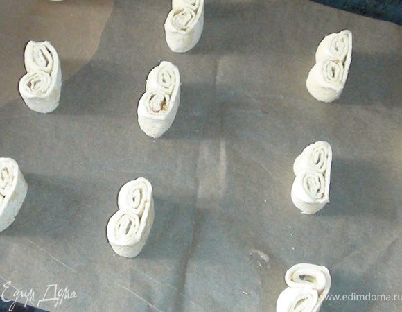 Выложить на противень на пергаментную бумагу и посыпать сахарным песком...
