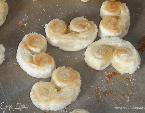 Положить в разогретую до 180 градусов духовку на 7-9 минут. Затем перевернуть и оставить ещё на 7-9 минут... Если с одной из сторон они ещё бледноваты, то можно положить на эту сторону и убрать в духовку ещё на пару минут;)