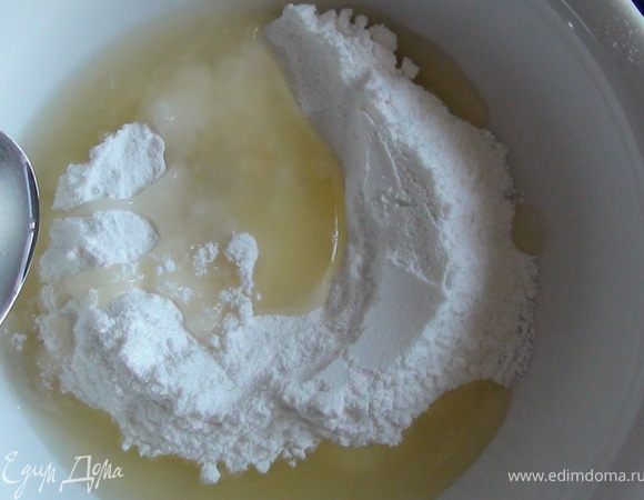 Сделать глазурь. Смешать пудру ванилин крахмал, добавить сок и воду и перемешивать до однородной блестящей массы