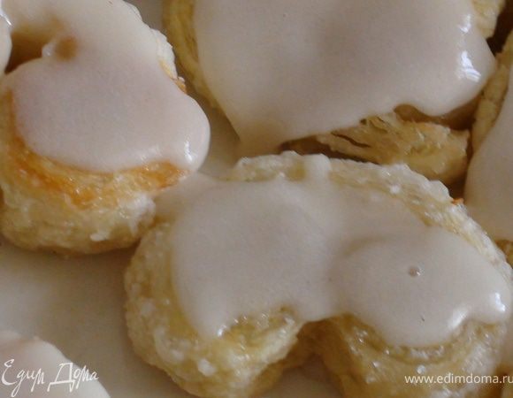 На пирожные сверху нанести глазурь и поставить в холодильник минимум на 2-3 часа;)