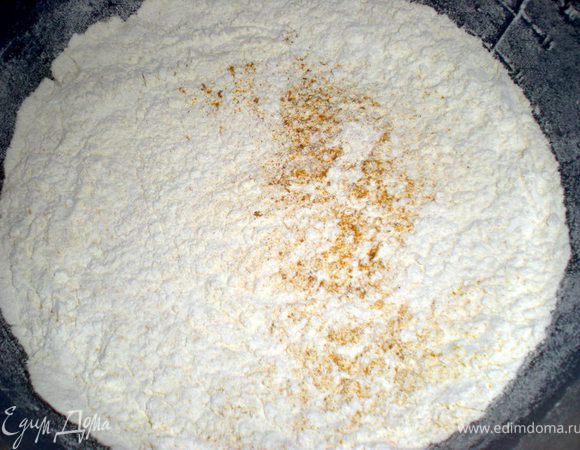 Если вы привыкли готовить на опаре,то смешайте 60 мл воды с 1 ст.л. дрожжей и сахаром.Оставте на 10 мин.Я не дружу с опарой,пользуюсь только быстродействующими дрожжами.Их нужно смешать с мукой и всё.