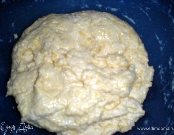 Влить теплое молоко,яйцо и масло.Замесить тесто.Руки я смазываю растительным маслом,тогда месить легко и просто.